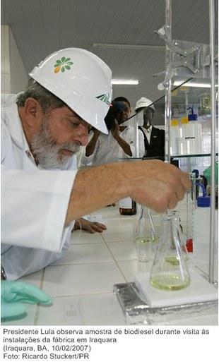 Presidente Lula observa amostra de biodiesel durante visita às instalações da fábrica em Iraquara.