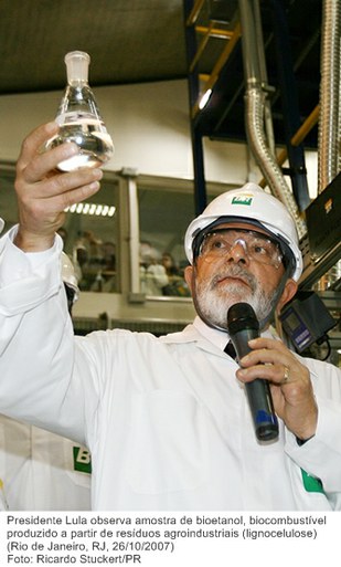 Presidente Lula observa amostra de bioetanol, biocombustível produzido a partir de resíduos agroindustriais (lignocelulose).