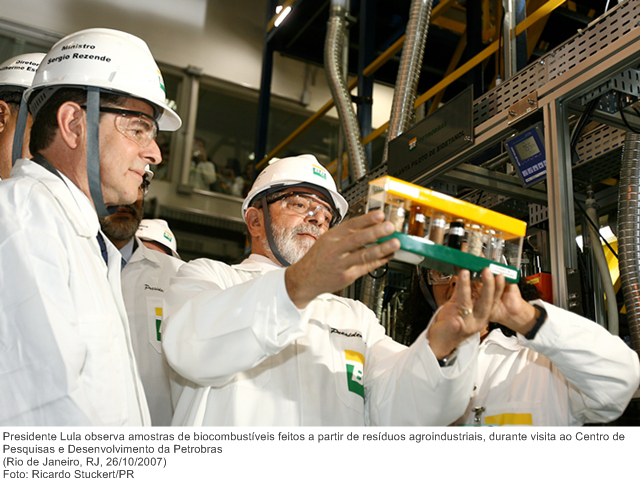 Presidente Lula observa amostras de biocombustíveis feitos a partir de resíduos agroindustriais, durante visita ao Centro de Pesquisas e Desenvolvimento da Petrobras.