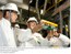 Presidente Lula observa amostras de biocombustíveis feitos a partir de resíduos agroindustriais, durante visita ao Centro de Pesquisas e Desenvolvimento da Petrobras.