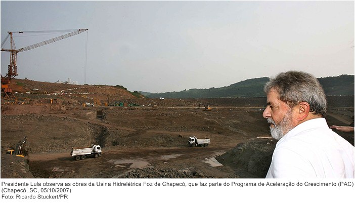 Presidente Lula observa as obras da Usina Hidrelétrica Foz de Chapecó, que faz parte do Programa de Aceleração do Crescimento (PAC).