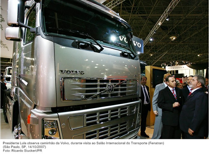 Presidente Lula observa caminhão da Volvo, durante visita ao Salão Internacional do Transporte (Fenatran).