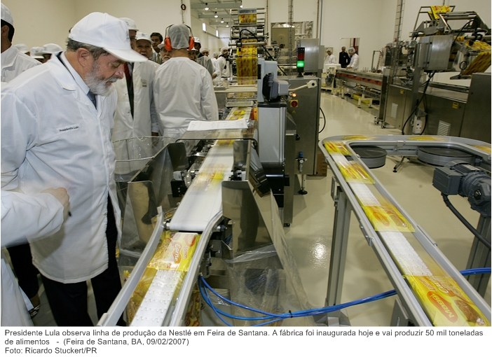 Presidente Lula observa linha de produção da Nestlé em Feira de Santana. A fábrica foi inaugurada hoje e vai produzir 50 mil toneladas de alimentos.