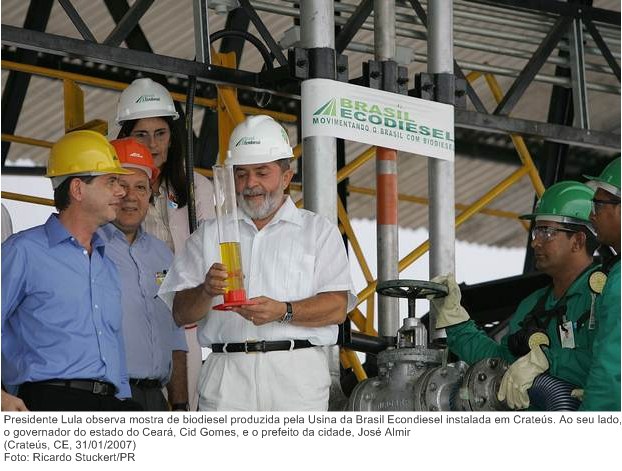 Presidente Lula observa mostra de biodiesel produzida pela Usina da Brasil Econdiesel instalada em Crateús.