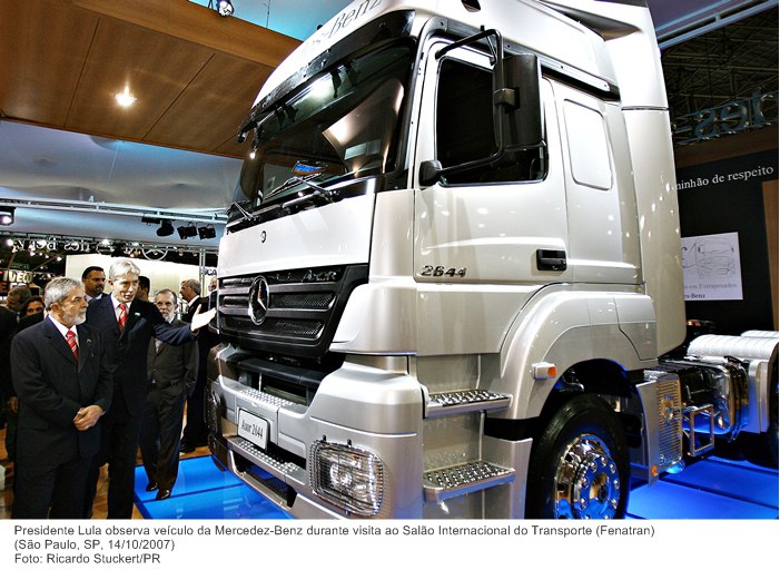 Presidente Lula observa veículo da Mercedez-Benz durante visita ao Salão Internacional do Transporte (Fenatran).
