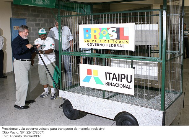 Presidente Lula observa veículo para transporte de material reciclável.