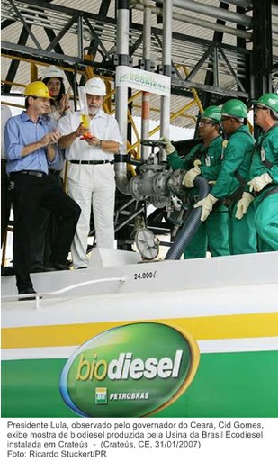 Presidente Lula, observado pelo governador do Ceará, Cid Gomes, exibe mostra de biodiesel produzida pela Usina da Brasil Ecodiesel instalada em Crateús.