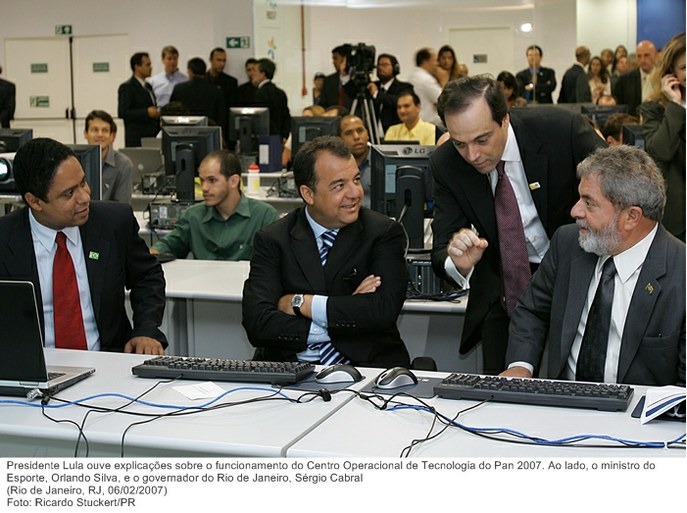 Presidente Lula ouve explicações sobre o funcionamento do Centro Operacional de Tecnologia do Pan 2007.