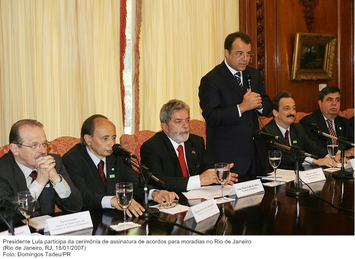 Presidente Lula participa da cerimônia de assinatura de acordos para moradias no Rio de Janeiro.