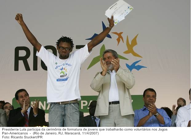 Presidente Lula participa da cerimônia de formatura de jovens que trabalharão como voluntários nos Jogos Pan-Americanos.