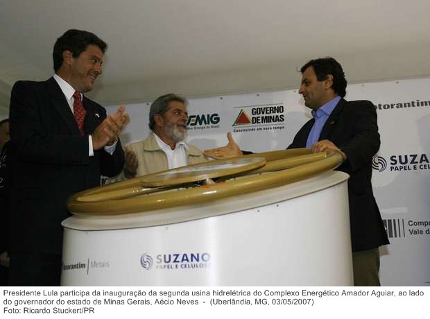Presidente Lula participa da inauguração da segunda usina hidrelétrica do Complexo Energético Amador Aguiar, ao lado do governador do estado de Minas Gerais, Aécio Neves.