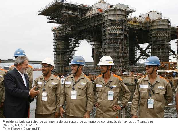 Presidente Lula participa de cerimônia de assinatura de contrato de construção de navios da Transpetro.