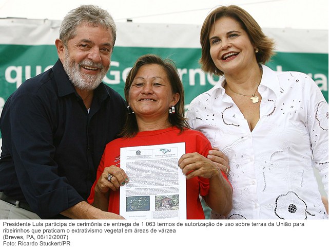 Presidente Lula participa de cerimônia de entrega de 1.063 termos de autorização de uso sobre terras da União para ribeirinhos que praticam o extrativismo vegetal em áreas de várzea.