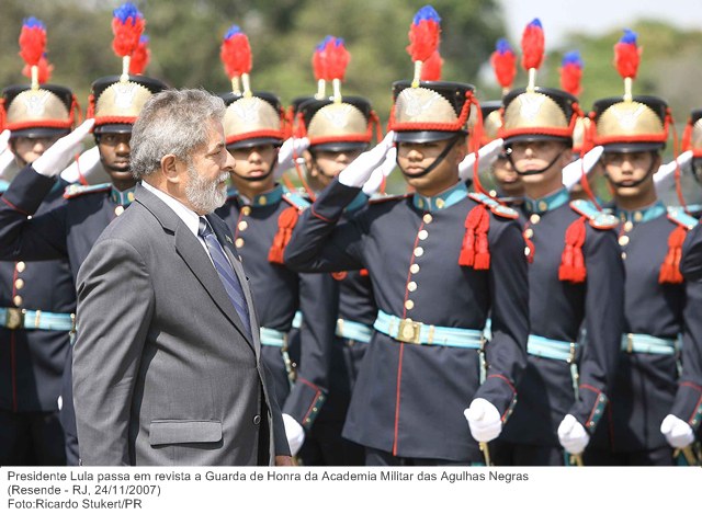 Presidente Lula passa em revista a Guarda de Honra da Academia Militar das Agulhas Negras.