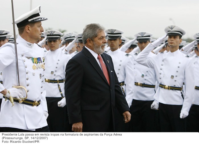 Presidente Lula passa em revista tropas na formatura de aspirantes da Força Aérea.