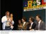 Presidente Lula pega bebê no colo, durante cerimônia de formatura de alunos do ProJovem em Pernambuco.