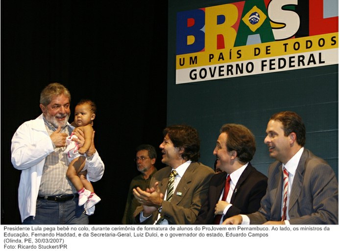 Presidente Lula pega bebê no colo, durante cerimônia de formatura de alunos do ProJovem em Pernambuco.