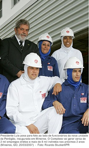 Presidente Lula posa para foto ao lado de funcionários da nova unidade da Perdigão, inaugurada em Mineiros (2).