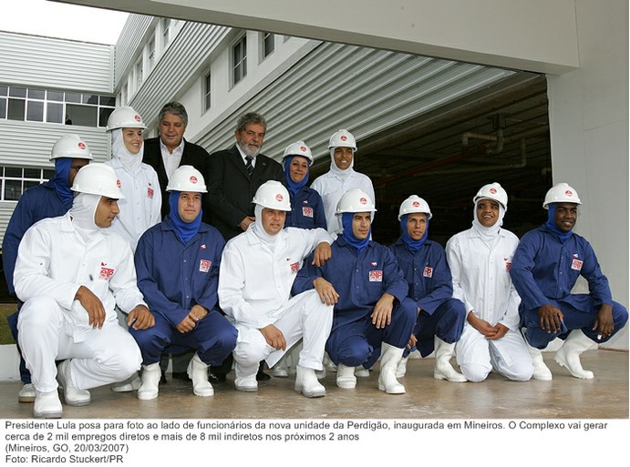 Presidente Lula posa para foto ao lado de funcionários da nova unidade da Perdigão, inaugurada em Mineiros.