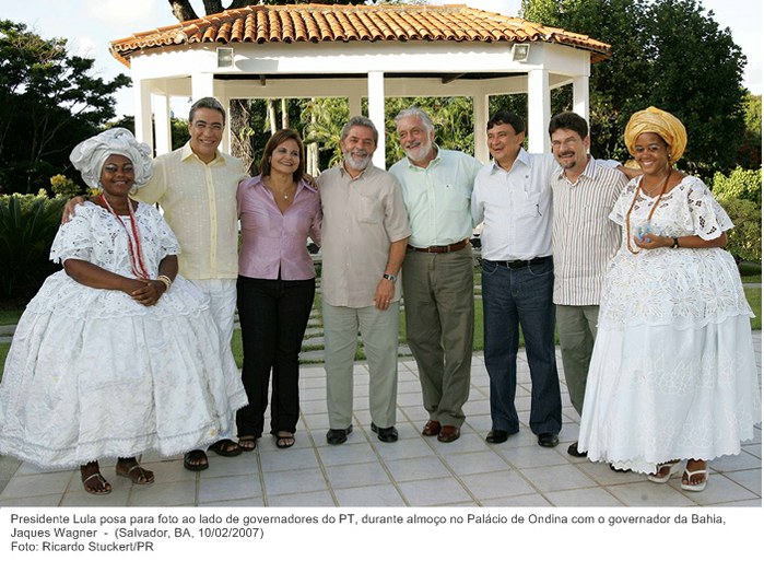 Presidente Lula posa para foto ao lado de governadores do PT, durante almoço no Palácio de Ondina com o governador da Bahia, Jaques Wagner.