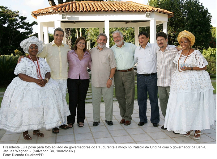 Presidente Lula posa para foto ao lado de governadores do PT, durante almoço no Palácio de Ondina com o governador da Bahia, Jaques Wagner.