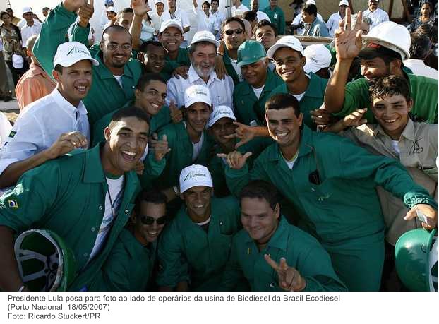 Presidente Lula posa para foto ao lado de operários da usina de Biodiesel da Brasil Ecodiesel.