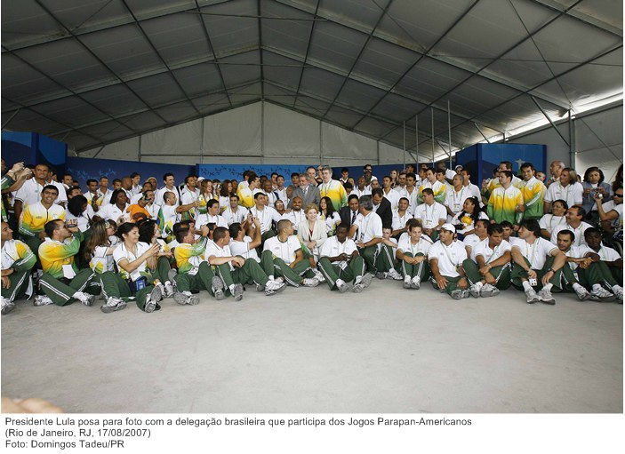 Presidente Lula posa para foto com a delegação brasileira que participa dos Jogos Parapan-Americanos.