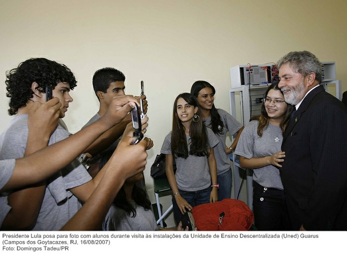 Presidente Lula posa para foto com alunos durante visita às instalações da Unidade de Ensino Descentralizada (Uned) Guarus.
