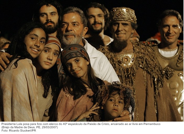 Presidente Lula posa para foto com elenco do 40º espatáculo da Paixão de Cristo, encenado ao ar livre em Pernambuco (2).