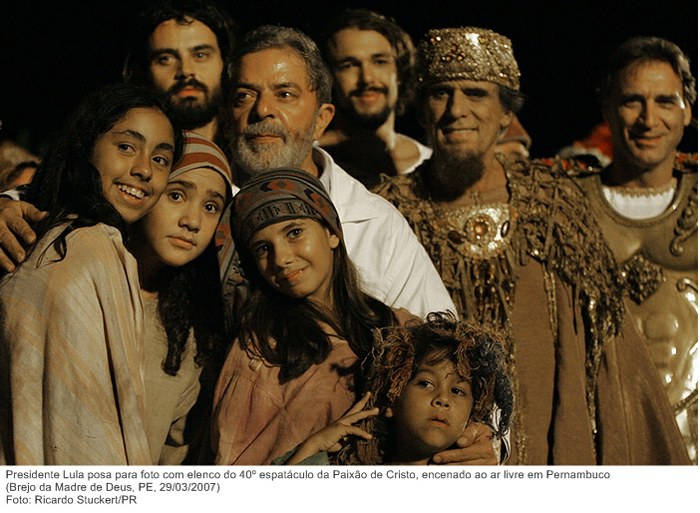 Presidente Lula posa para foto com elenco do 40º espatáculo da Paixão de Cristo, encenado ao ar livre em Pernambuco (2).