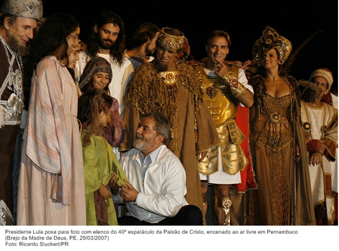 Presidente Lula posa para foto com elenco do 40º espatáculo da Paixão de Cristo, encenado ao ar livre em Pernambuco.