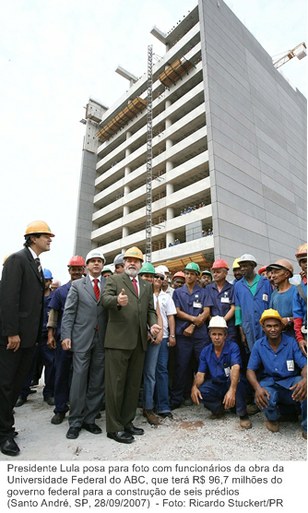 Presidente Lula posa para foto com funcionários da obra da Universidade Federal do ABC, que terá R$ 96,7 milhões do governo federal para a construção de seis prédios.