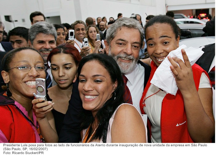 Presidente Lula posa para fotos ao lado de funcionários da Atento durante inauguração de nova unidade da empresa em São Paulo.
