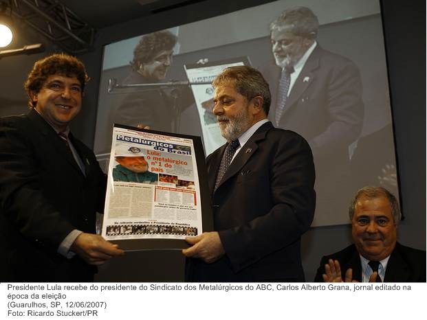 Presidente Lula recebe do presidente do Sindicato dos Metalúrgicos do ABC, Carlos Alberto Grana, jornal editado na época da eleição.