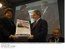 Presidente Lula recebe do presidente do Sindicato dos Metalúrgicos do ABC, Carlos Alberto Grana, jornal editado na época da eleição.