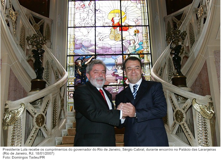 Presidente Lula recebe os cumprimentos do governador do Rio de Janeiro, Sérgio Cabral, durante encontro no Palácio das Laranjeiras.