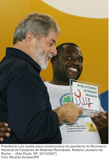 Presidente Lula recebe placa comemorativa do presidente do Movimento Nacional de Catadores de Materiais Recicláveis, Roberto Laureano da Rocha.