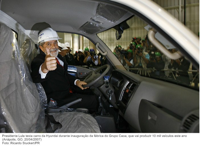Presidente Lula testa carro da Hyundai durante inauguração da fábrica do Grupo Caoa, que vai produzir 10 mil veículos este ano.