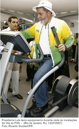 Presidente Lula testa equipamento durante visita às instalações da Vila do PAN.