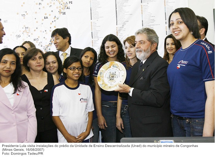 Presidente Lula visita instalações do prédio da Unidade de Ensino Descentralizada (Uned) do município mineiro de Congonhas.