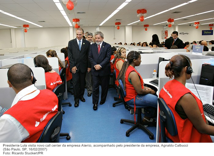 Presidente Lula visita novo call center da empresa Atento, acompanhado pelo presidente da empresa, Agnaldo Calbucci.