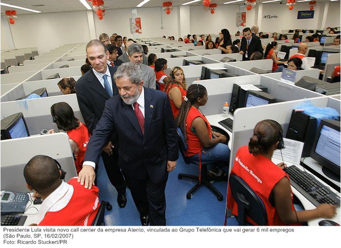 Presidente Lula visita novo call center da empresa Atento, vinculada ao Grupo Telefônica que vai gerar 6 mil empregos.