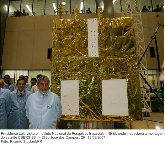 Presidente Lula visita o Instituto Nacional de Pesquisas Espaciais (INPE), onde inspeciona a montagem do satélite CBERS-2B.