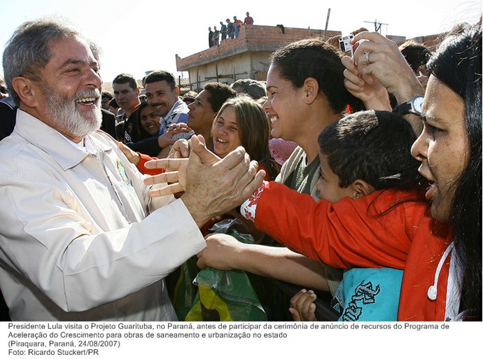 Presidente Lula visita o Projeto Guarituba, no Paraná, antes de participar da cerimônia de anúncio de recursos do Programa de Aceleração do Crescimento para obras de saneamento e urbanização.