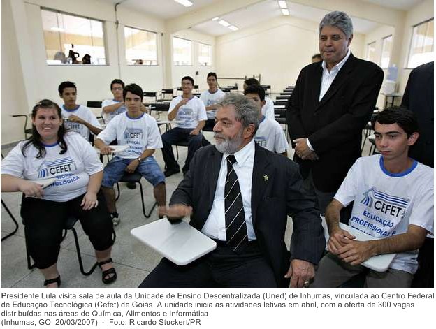Presidente Lula visita sala de aula da Unidade de Ensino Descentralizada (Uned) de Inhumas, vinculada ao Centro Federal de Educação Tecnológica (Cefet) de Goiás.