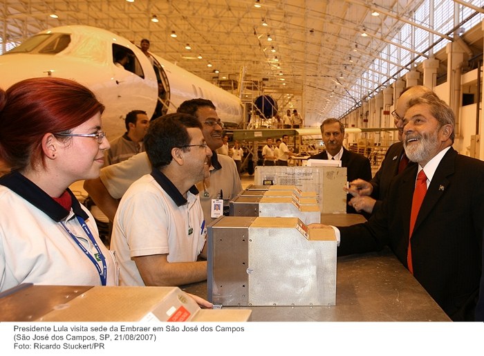 Presidente Lula visita sede da Embraer em São José dos Campos.