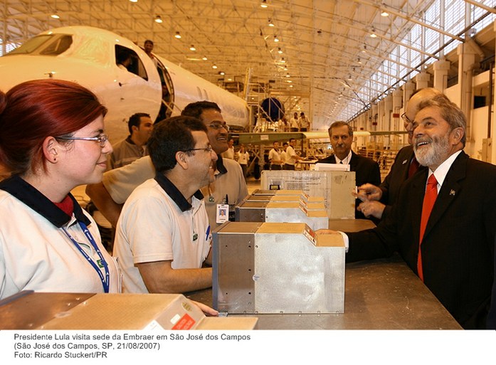 Presidente Lula visita sede da Embraer em São José dos Campos.