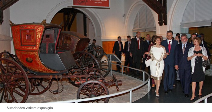 Autoridades visitam exposição.