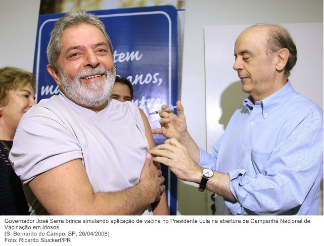 Governador José Serra brinca simulando aplicação de vacina no Presidente Lula na abertura da Campanha Nacional de Vacinação em Idosos.