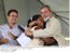 Presidente abraça Damiana, moradora de Tocantins, durante visita ao estado para inaugurar a barragem sobre o rio Manuel Alves.